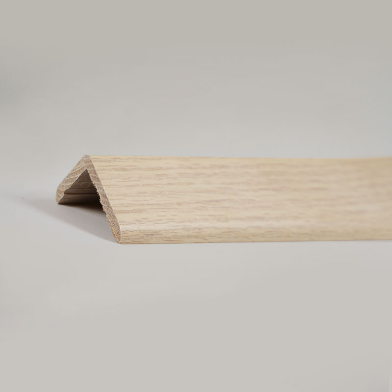 Tira de transición de madera maciza de ángulo recto (90°) (envuelta con chapa de roble rojo + pintura) - Color de roble 1 1/2 'x 1 1/2'
